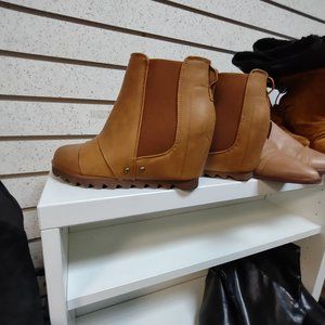 Brown flat heeled ankle booties from Tinstue, size 6 - EUC